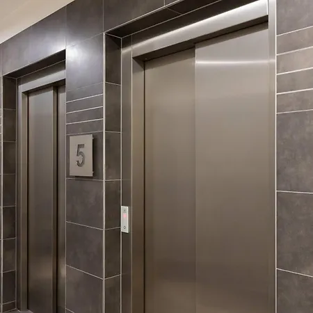 Spacious With Functional Furnishings And Two Bedrooms, Perfect For Business Trips By Renters Apartmán