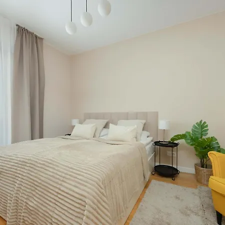 Apartman Spacious With Functional Furnishings And Two Bedrooms, Perfect For Business Trips By Renters Varsó