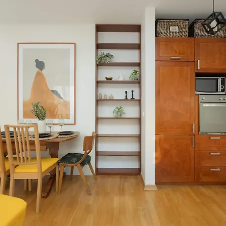 Spacious With Functional Furnishings And Two Bedrooms, Perfect For Business Trips By Renters * Varsó