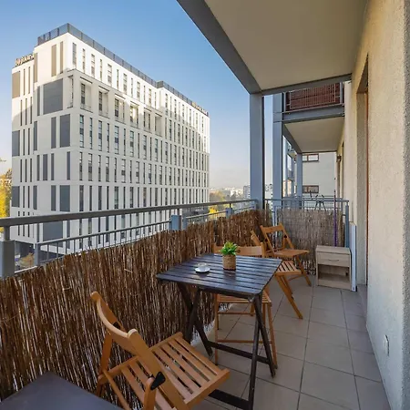 アパート Spacious With Functional Furnishings And Two Bedrooms, Perfect For Business Trips By Renters ワルシャワ