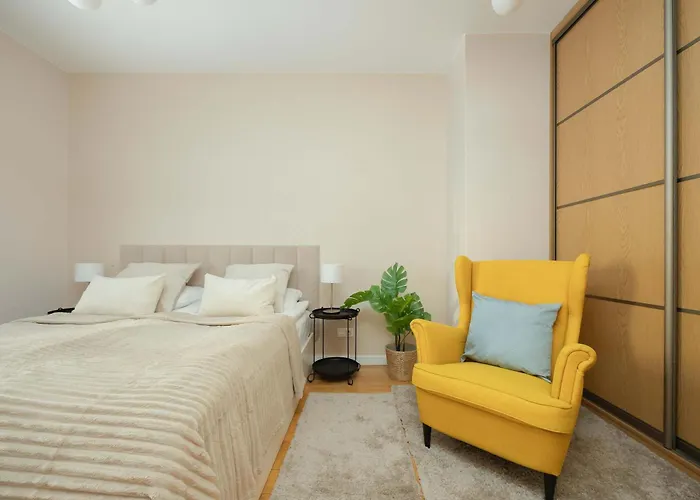 Spacious With Functional Furnishings And Two Bedrooms, Perfect For Business Trips By Renters Apartment *